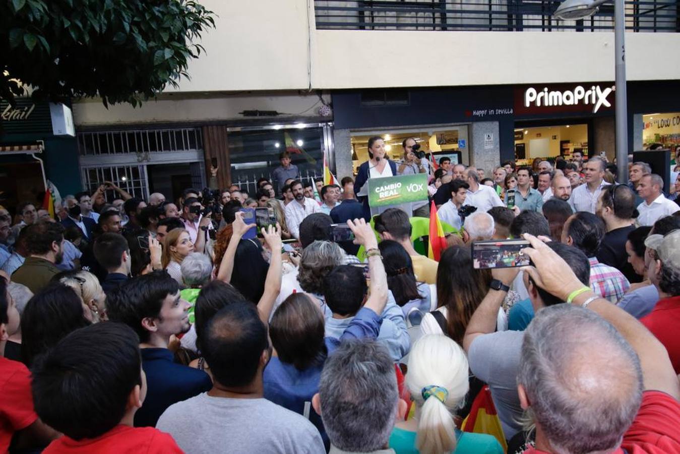 Vox llena la calle Asunción, en imágenes