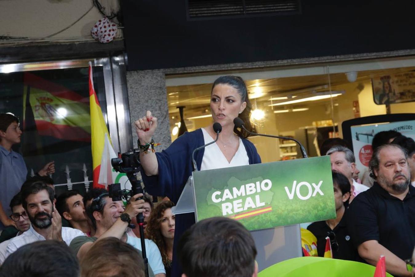 Vox llena la calle Asunción, en imágenes