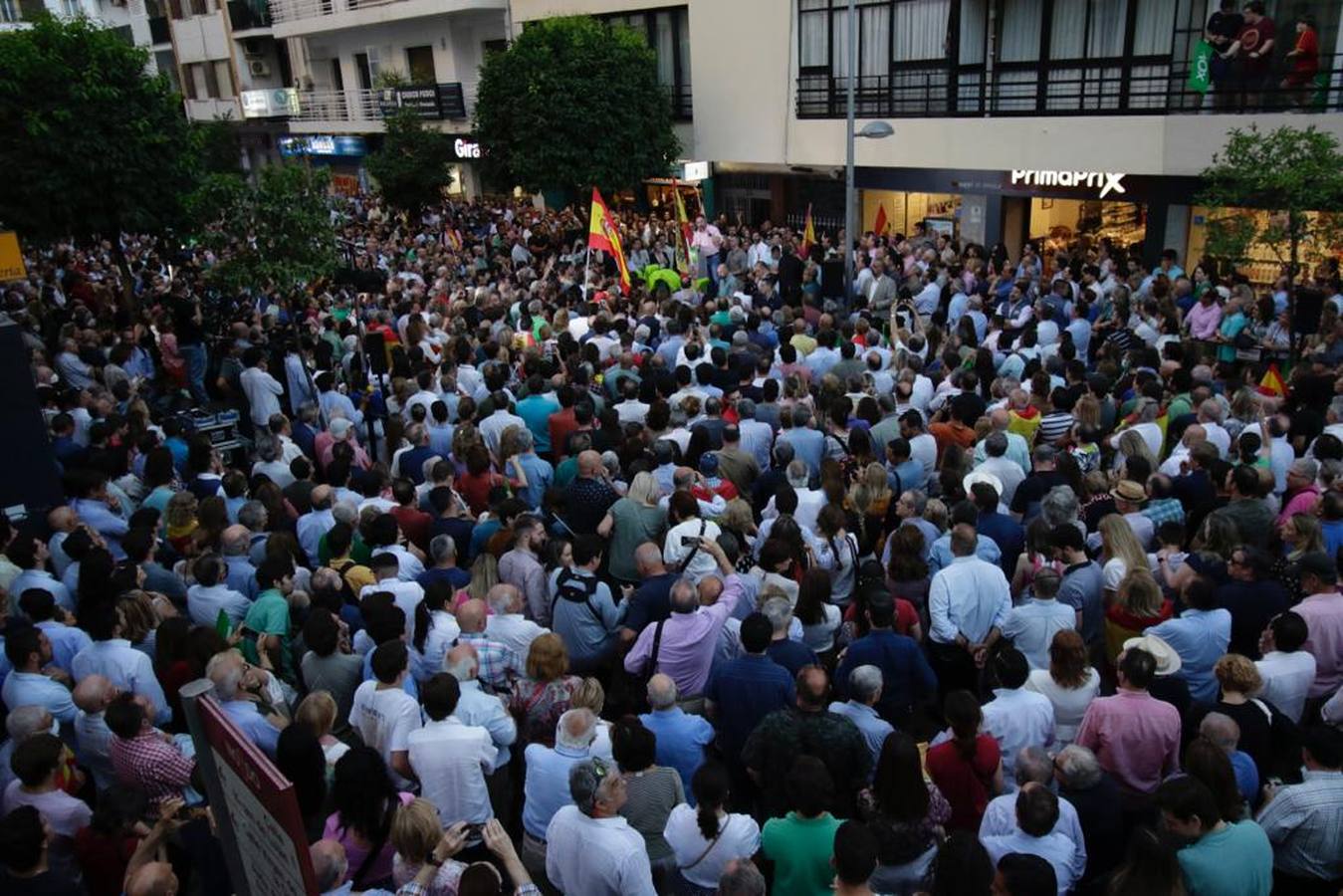 Vox llena la calle Asunción, en imágenes