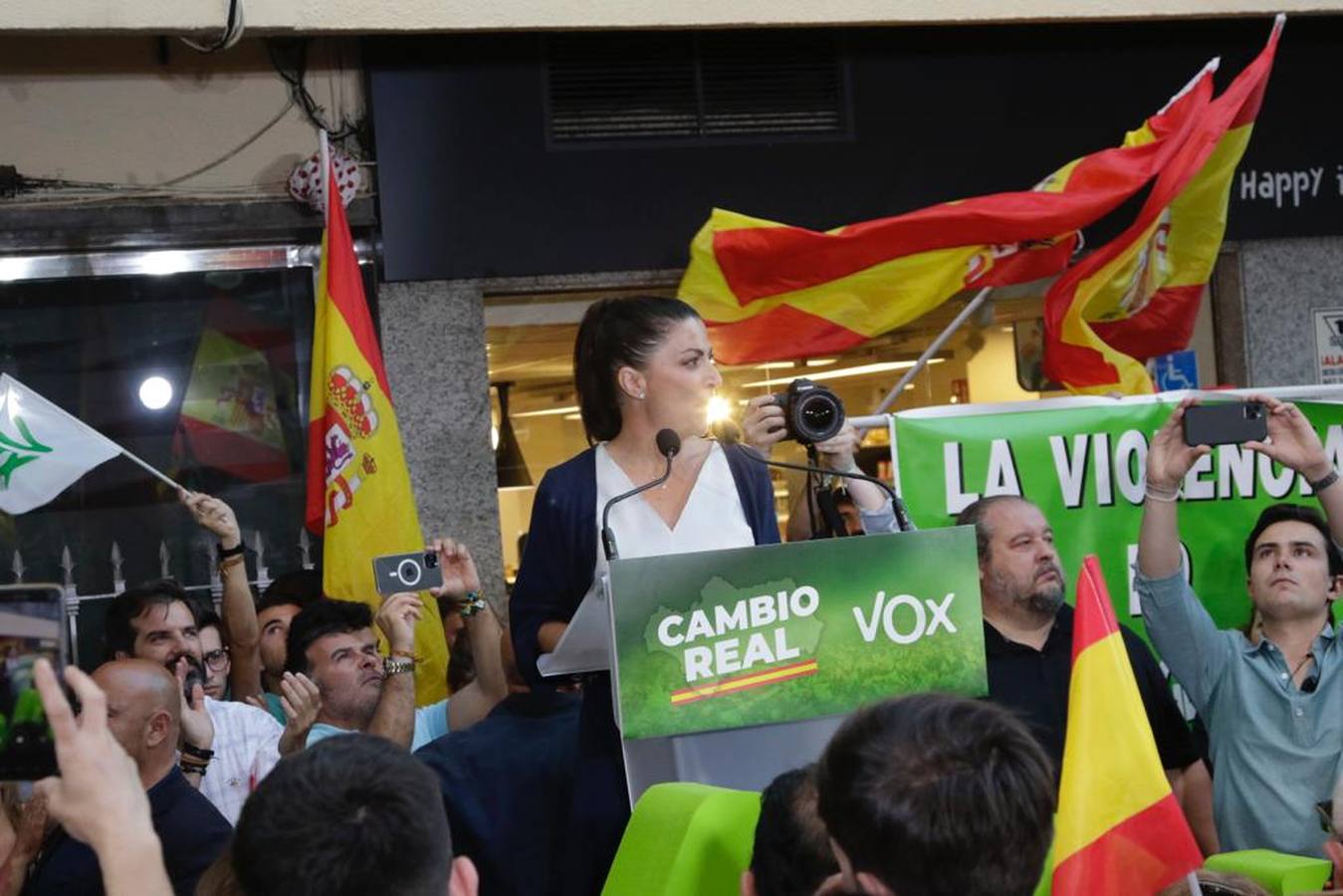 Vox llena la calle Asunción, en imágenes