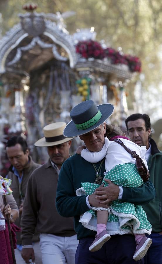 La Hermandad del Rocío de Triana a su paso por Quema