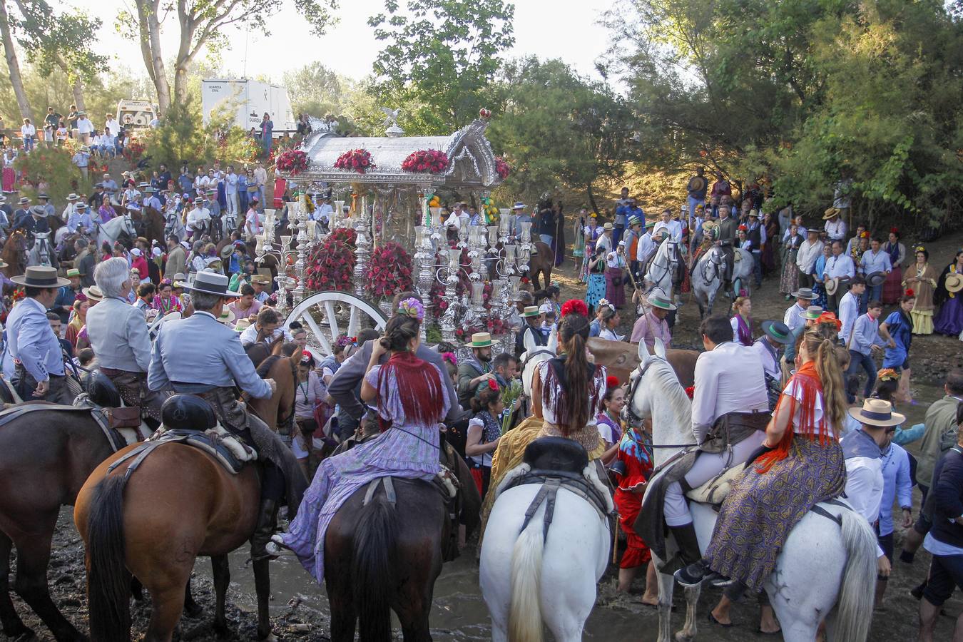 La Hermandad del Rocío de Triana a su paso por Quema