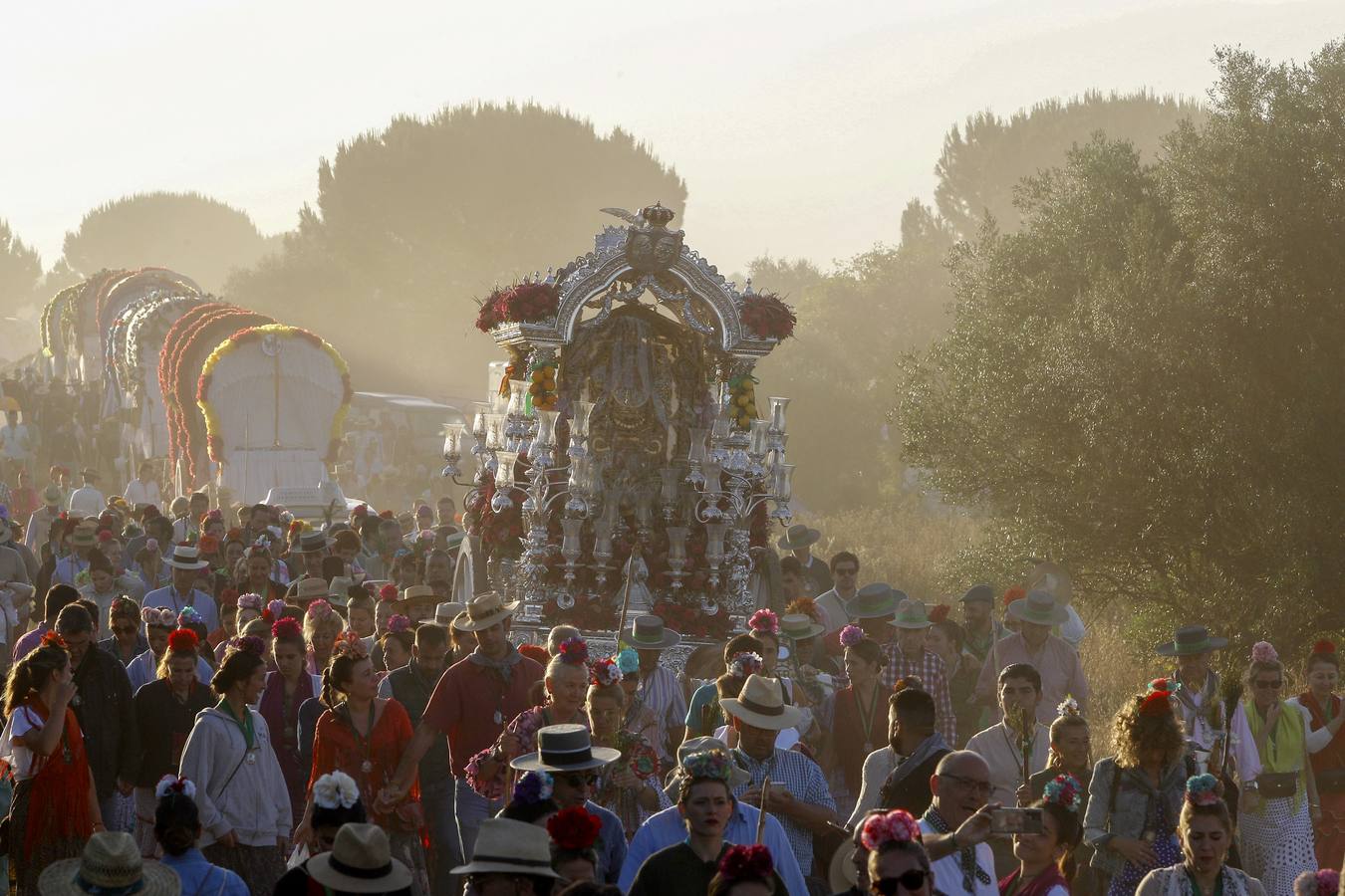 La Hermandad del Rocío de Triana a su paso por Quema