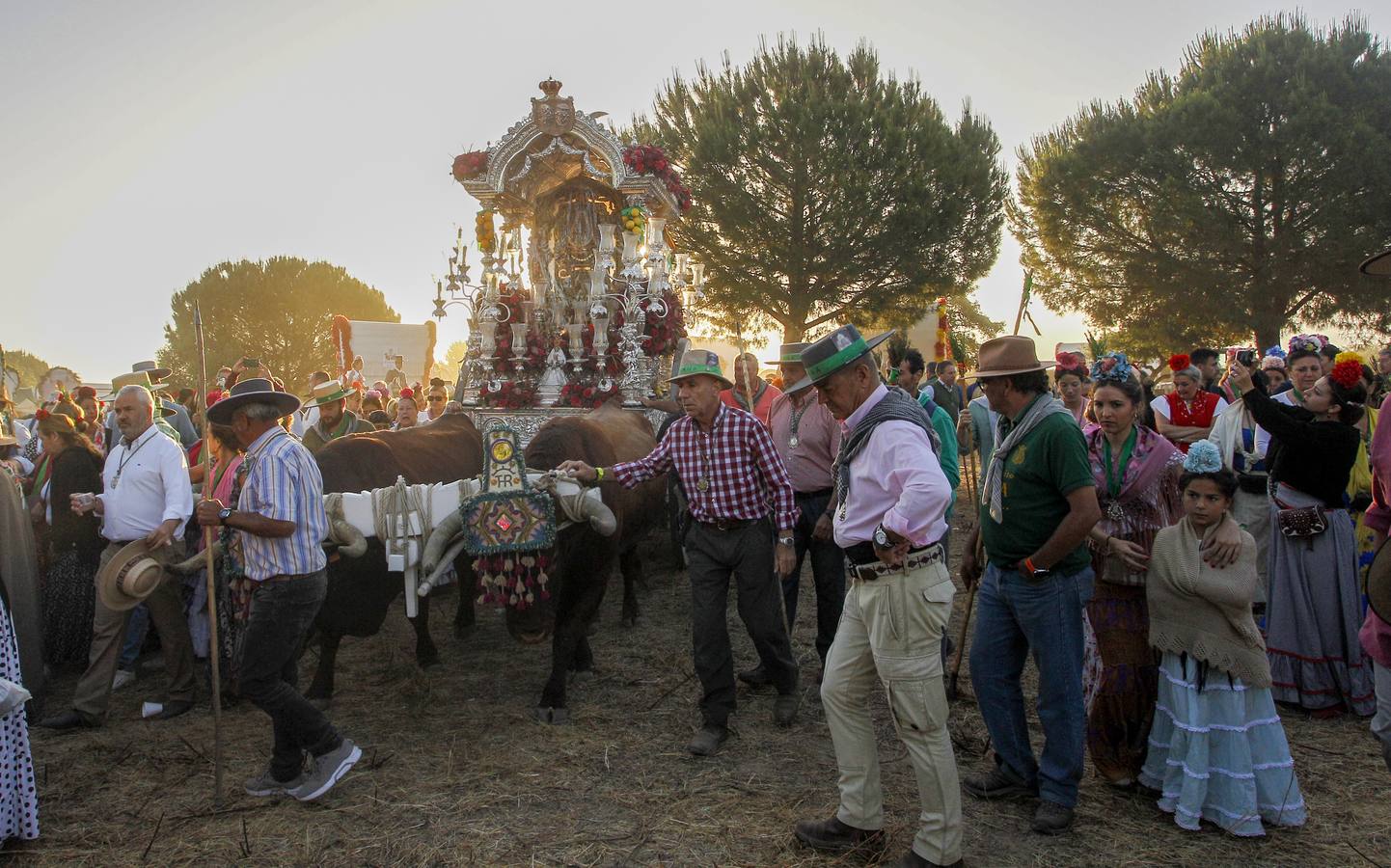 La Hermandad del Rocío de Triana a su paso por Quema