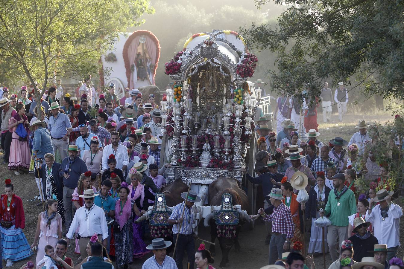 La Hermandad del Rocío de Triana a su paso por Quema