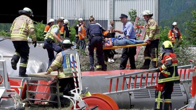 Las «operaciones de socorro y de evacuación siguen», agregó la policía. También fueron enviados rescatistas desde Austria para asistir en las labores. 