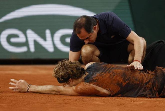 Zverev cayó lesionado en el último tramo del segundo set