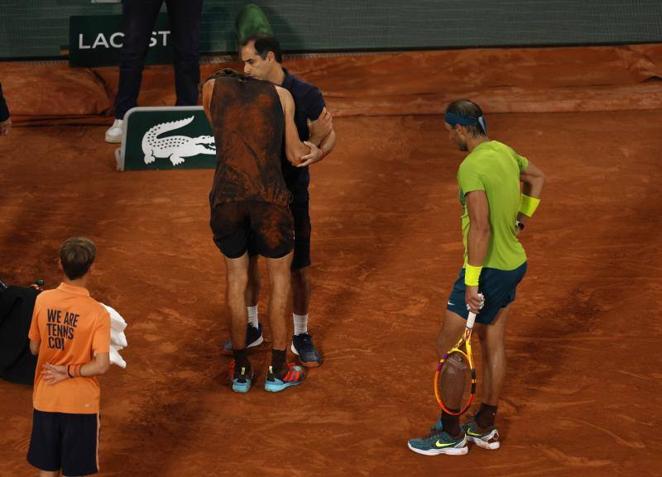 Zverev intentó caminar pero mostró gestos de mucho dolor