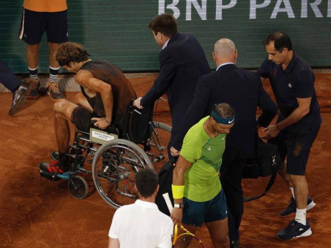 Tras la lesión, Zverev tuvo que retirarse a los vestuarios en silla de ruedas