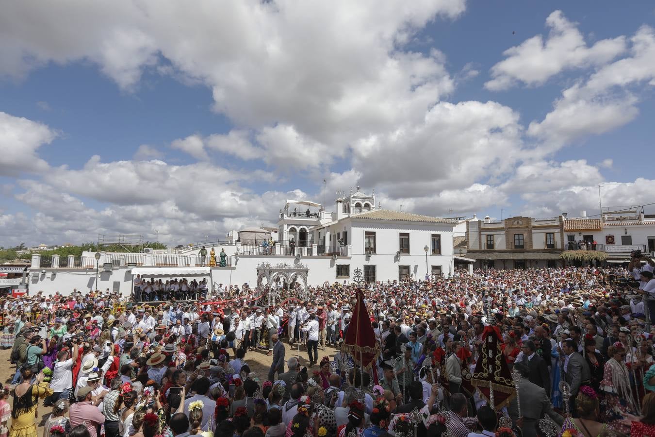 Presentación de las hermandades más antiguas ante la Virgen del Rocío