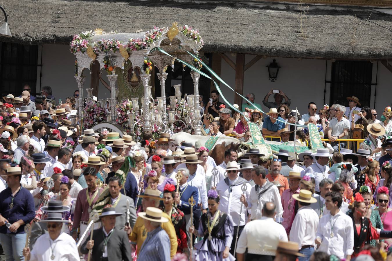 Presentación de las hermandades más antiguas ante la Virgen del Rocío