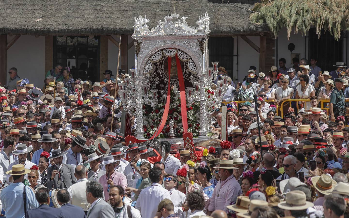 Presentación de las hermandades más antiguas ante la Virgen del Rocío