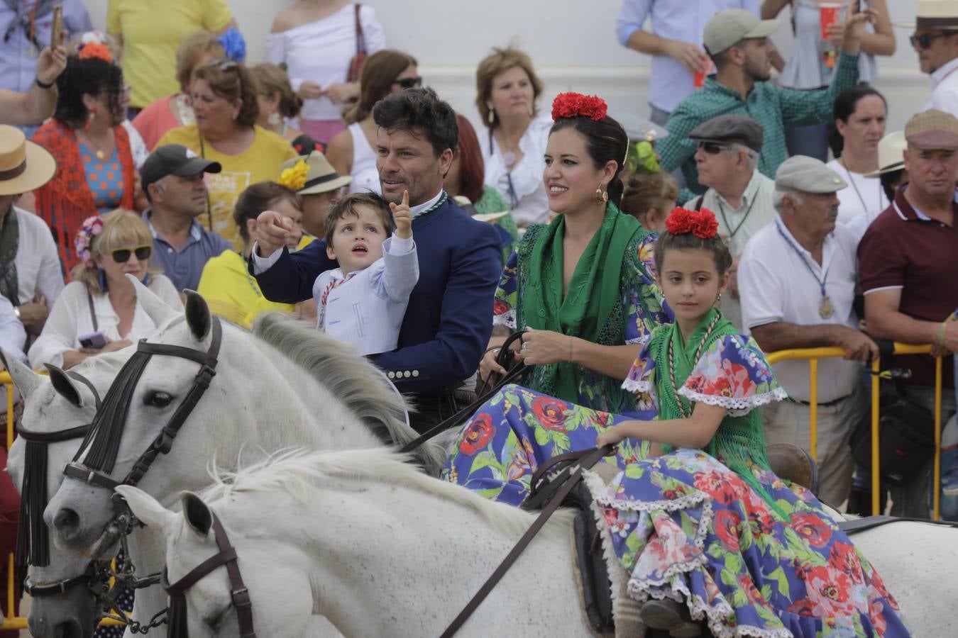 Presentación de las hermandades más antiguas ante la Virgen del Rocío