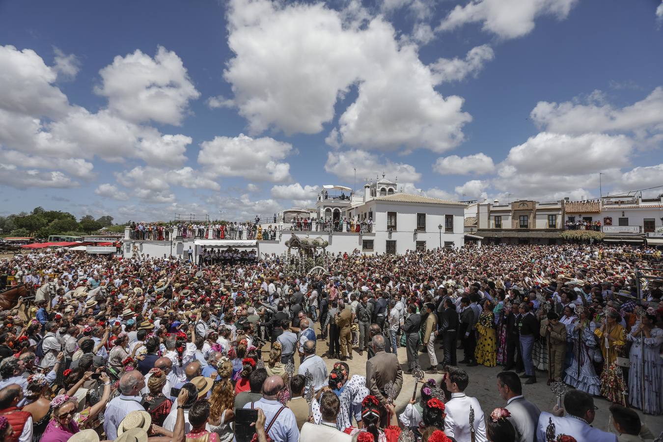 Presentación de las hermandades más antiguas ante la Virgen del Rocío