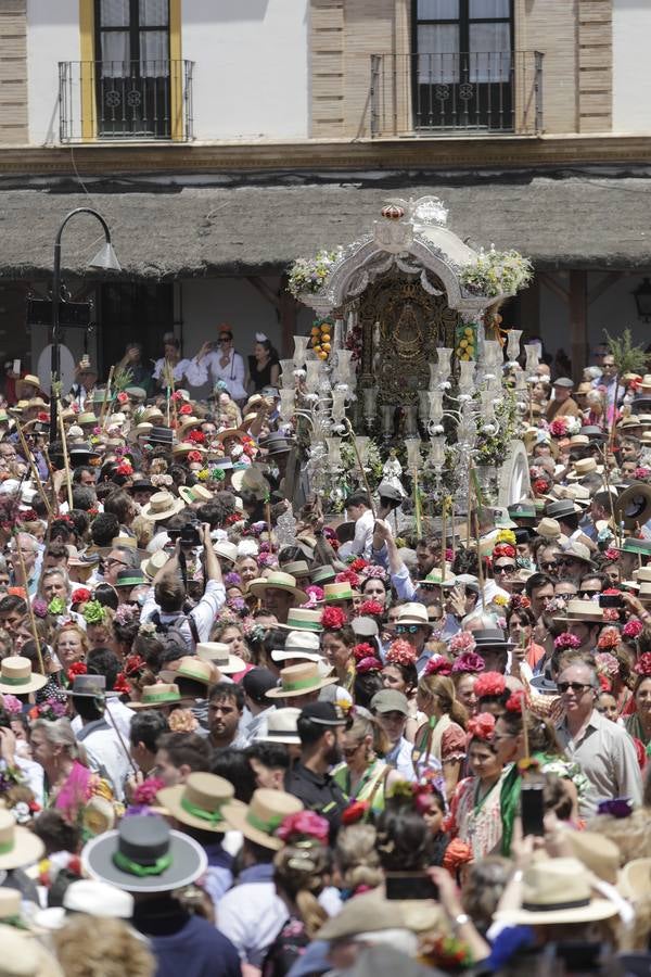 Presentación de las hermandades más antiguas ante la Virgen del Rocío