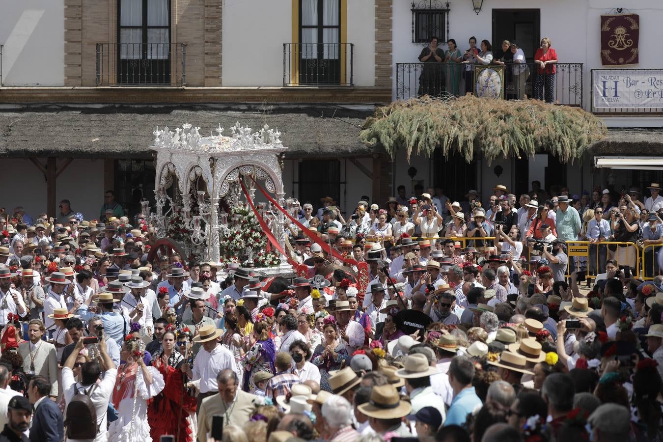 Presentación de las hermandades más antiguas ante la Virgen del Rocío