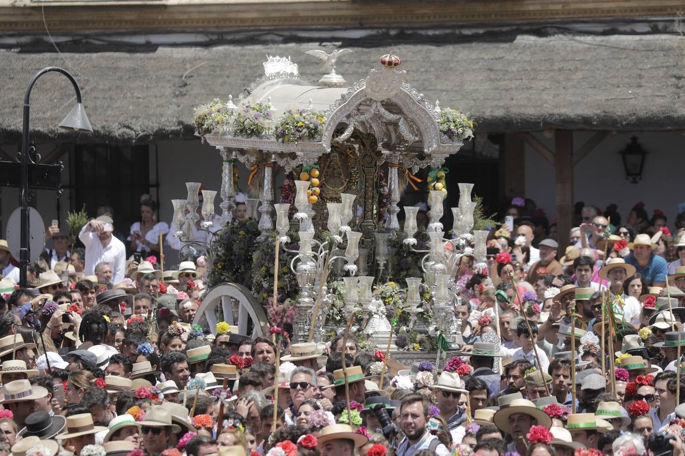 Presentación de las hermandades más antiguas ante la Virgen del Rocío