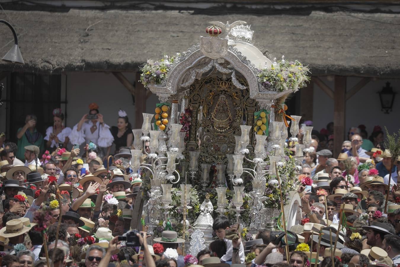 Presentación de las hermandades más antiguas ante la Virgen del Rocío