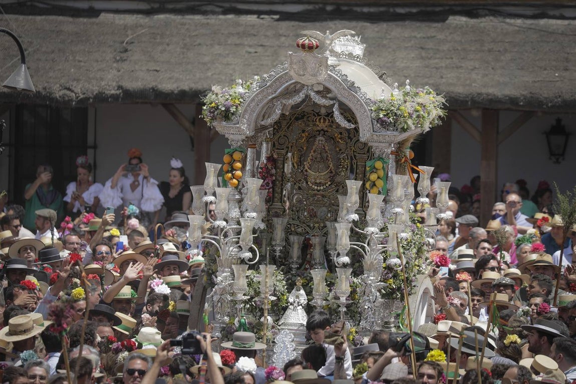 Presentación de las hermandades más antiguas ante la Virgen del Rocío