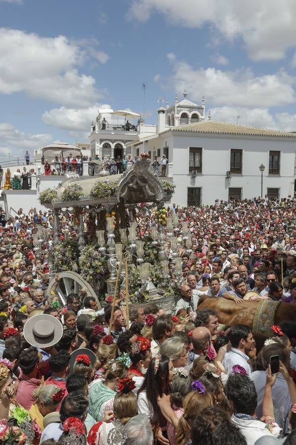 Presentación de las hermandades más antiguas ante la Virgen del Rocío