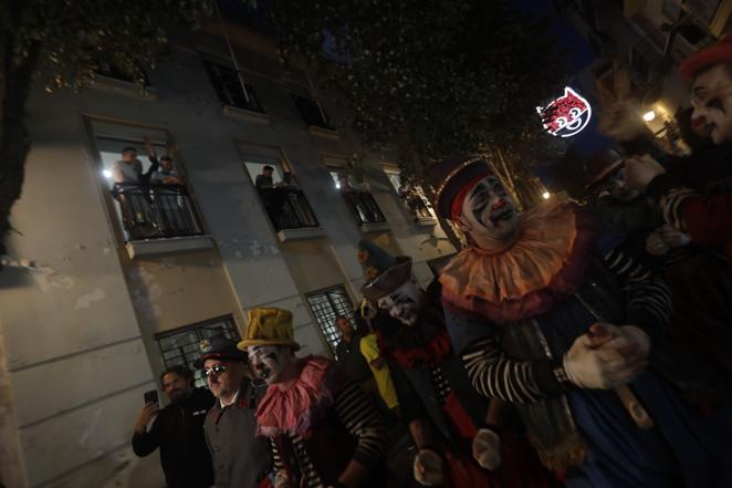 Fotos: El ambiente en la calle la noche de la Final del COAC