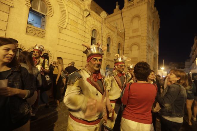 Fotos: El ambiente en la calle la noche de la Final del COAC