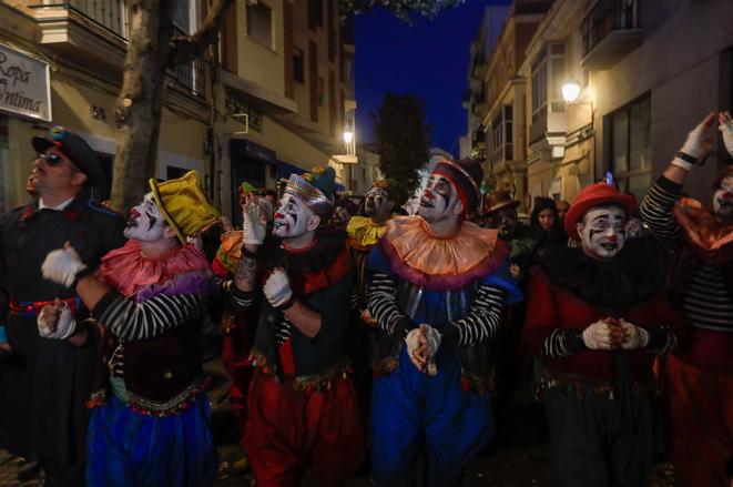 Fotos: El ambiente en la calle la noche de la Final del COAC