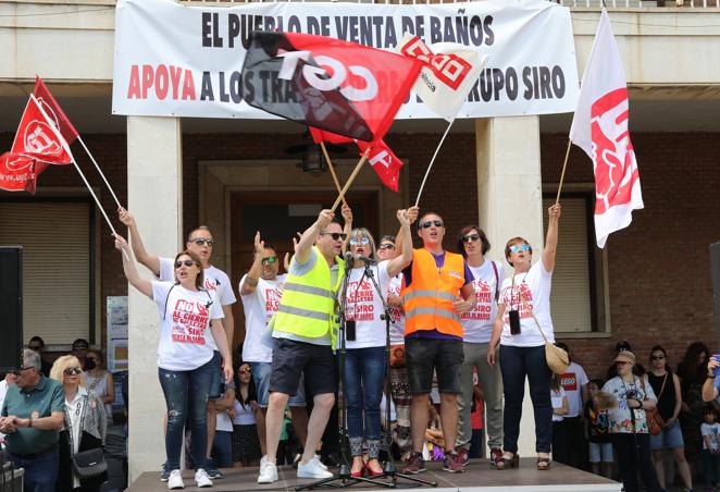 En la fachada del Ayuntamiento se podía leer: 'El pueblo de Venta de Baños apoya a los trabajadores del Grupo Siro’.
