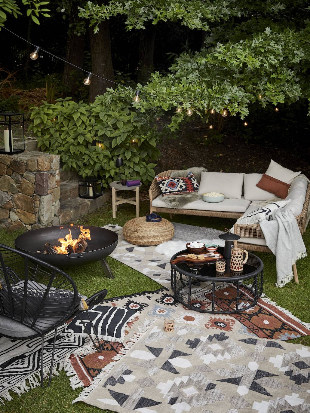 LA HACIENDA - La Hacienda Pittsburg. Hecho de acero, este brasero puede hacer las veces de barbacoa durante las veladas de verano. Además, al estar cerca del suelo distribuye mejor el calor. Desde 125 €.