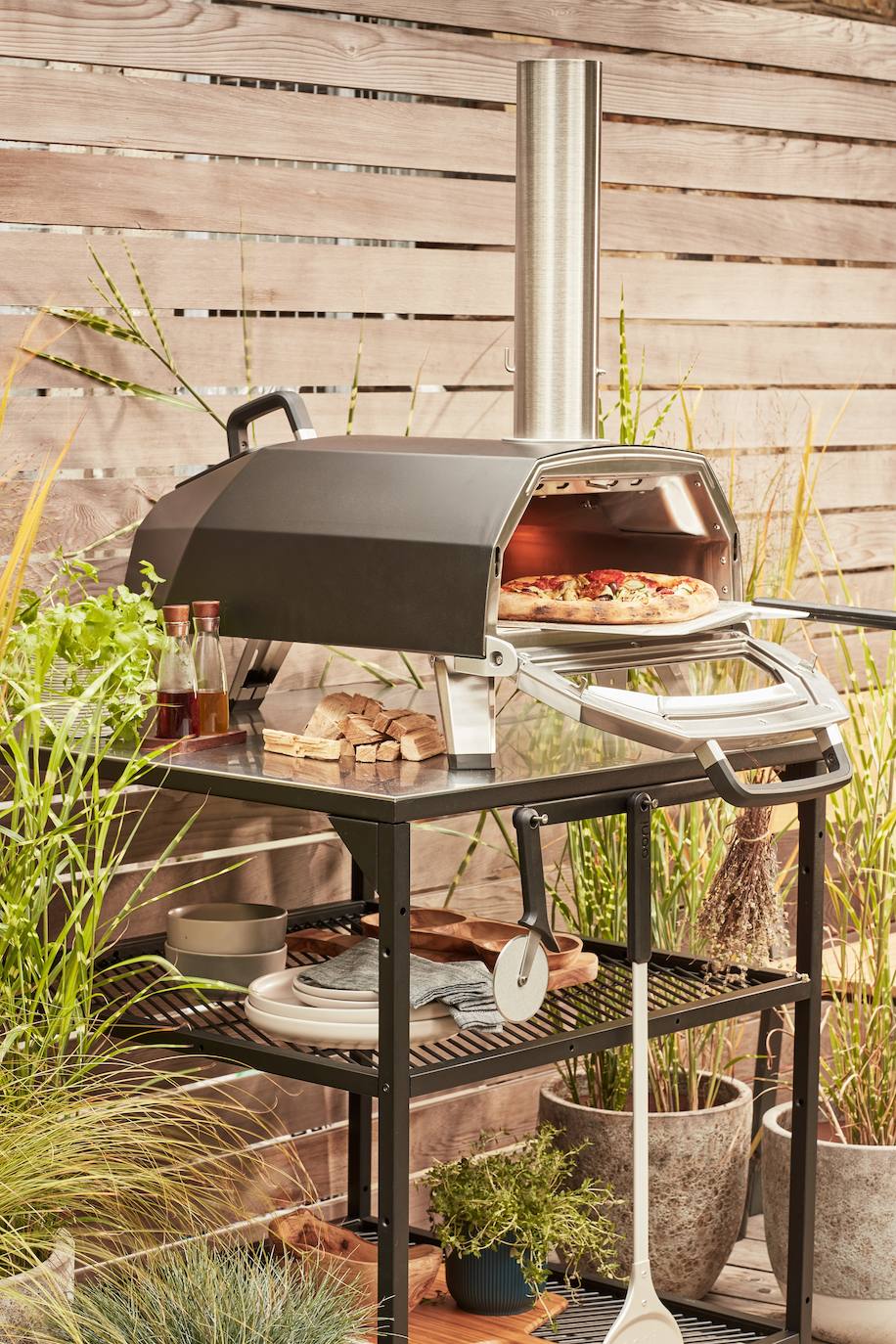 OONI - Karu 16. Este horno para pizza es ideal para una cocina al aire libre. Grande y rápido, hornea a la piedra una pizza en un minuto y admite leña, carbón o gas. 799 €.