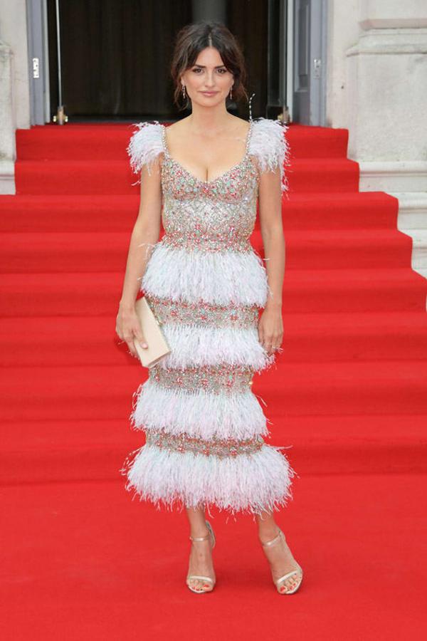 Penélope Cruz, Londres 2019. La actriz acudió al estreno de 'Dolor y Gloria' con un diseño de Alta costura Otoño/invierno 2019-2020 de Ralph &amp; Russo.