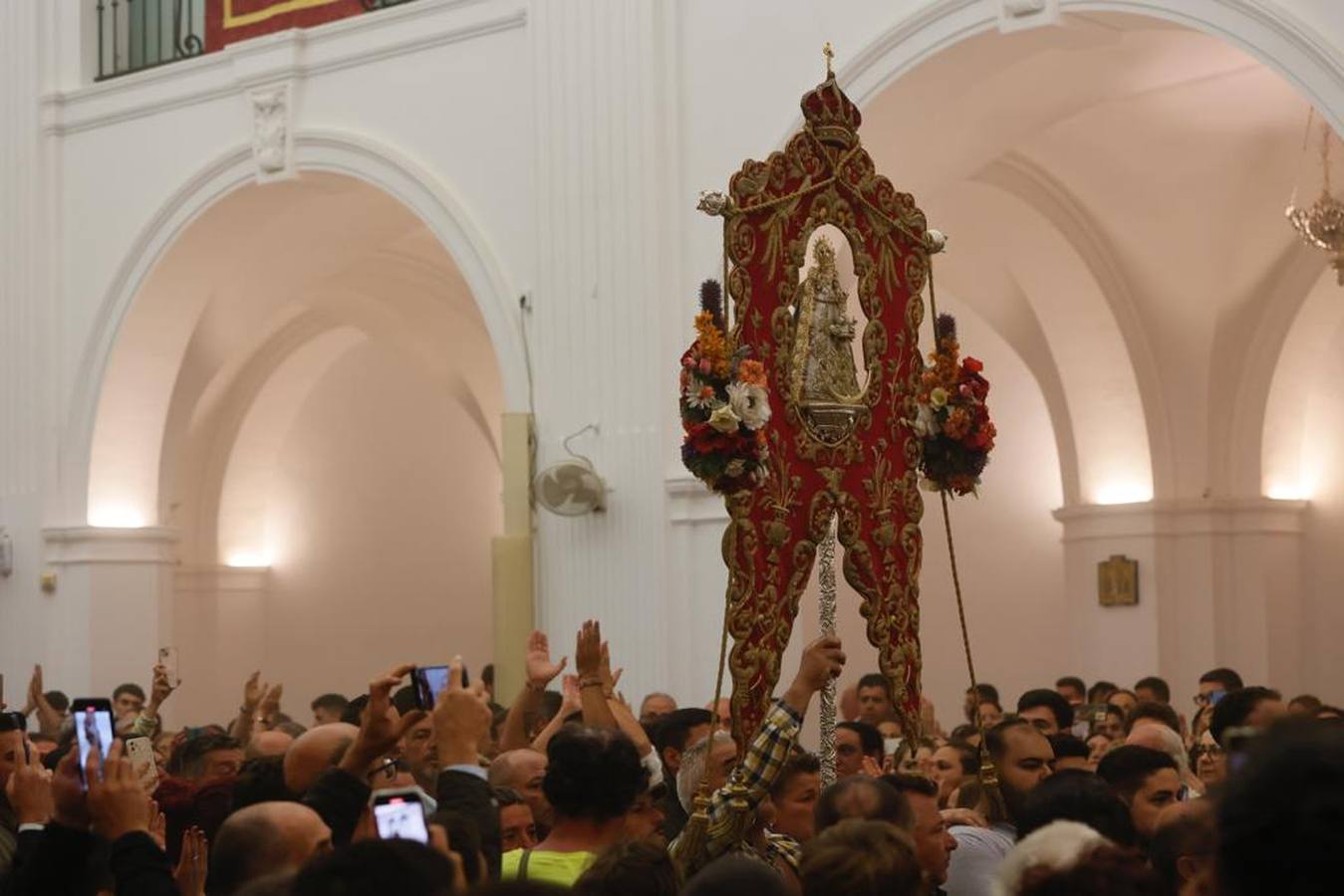 En imágenes, la accidentada procesión de la Virgen del Rocío, que tuvo que suspenderse