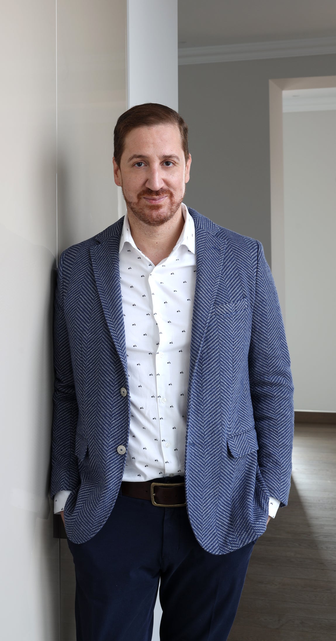 Raúl Martins. Es uno de los interioristas más demandados del momento. Ha recibido numerosos galardones, entre ellos el Premio Especial Casa Decor 30 años, evento en el que este año diseñó el espacio dedicado a Italia. Encabeza el estudio que lleva su nombre, en Madrid, donde lidera un equipo multidisciplinar que abarca las distintas áreas del interiorismo, la decoración, la arquitectura y el diseño gráfico.