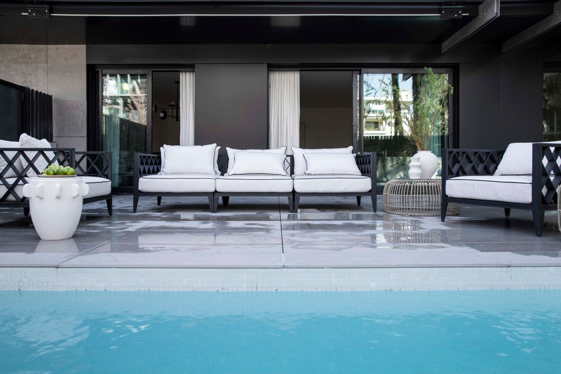 En la terraza está uno de sus grandes atractivos, pues en un suelo escaso y muy demandada ofrece jardín y piscina privativa, con cierta distancia, y por tanto privacidad, del resto del complejo de viviendas de alta gama que se ha construido en el lugar.