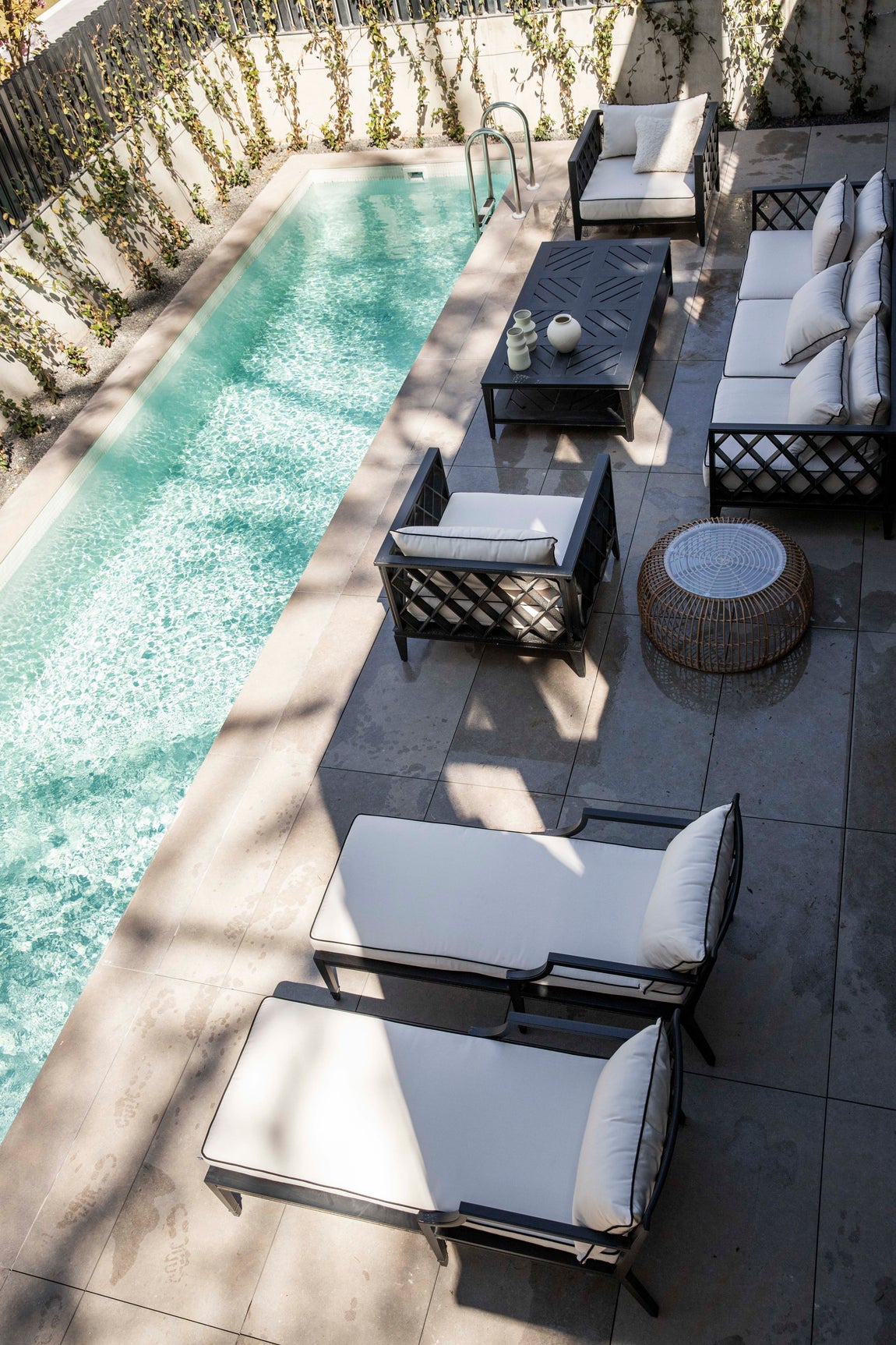 Para el interiorista Raúl Martins, otra clave estuvo en los tonos. «Había una intención clara de ir a colores positivos, neutros, que reforzaran su luminosidad y aportaran una armonía sin estridencias. Aquí es el arte el que pone el contrapunto al añadir notas de color, también algunas piezas artesanas hechas a medida que hemos incluido».