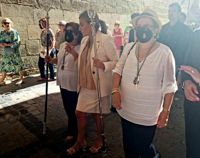 La alcaldesa, Milagros Tolón, ha participado en la procesión, acompañado a la alcaldesa la concejala de Parques y Jardines, Marta Medina, y el concejal de Deportes y Juventud, Pablo García. 