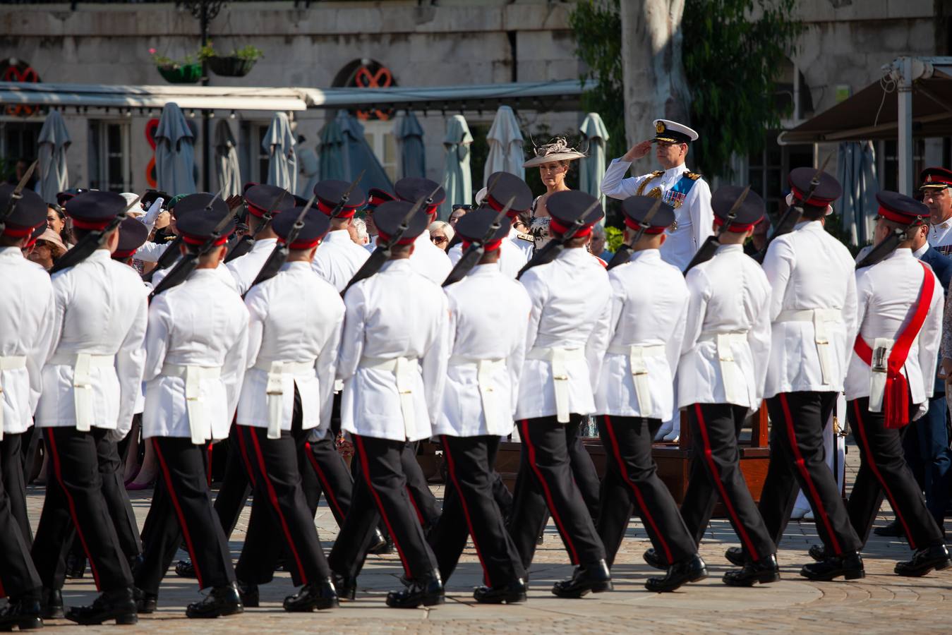 Desfile militar para despedir a los condes de Wessex en Gibraltar