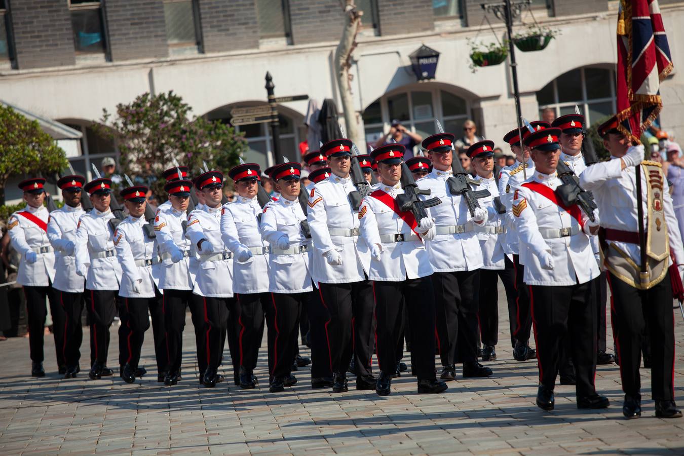 Desfile militar para despedir a los condes de Wessex en Gibraltar