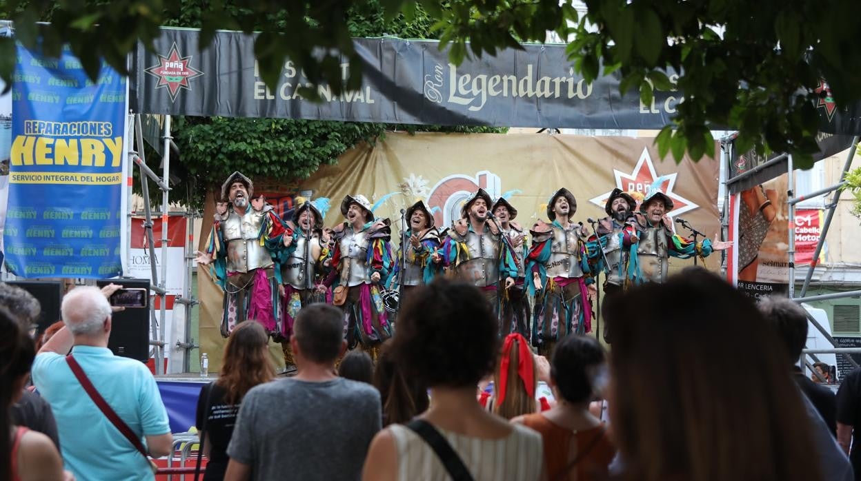 En imágenes: Jueves de Carnaval de verano por las calles de Cádiz