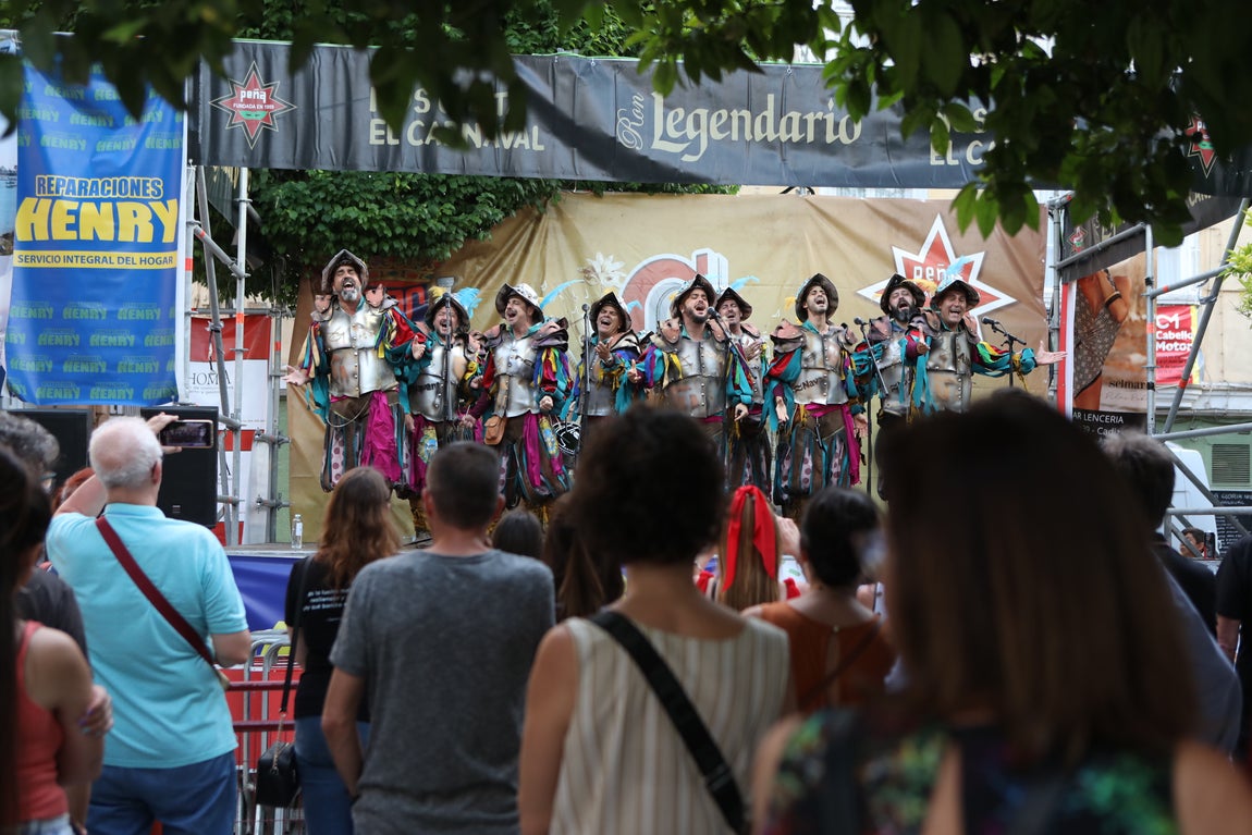 En imágenes: Jueves de Carnaval de verano por las calles de Cádiz