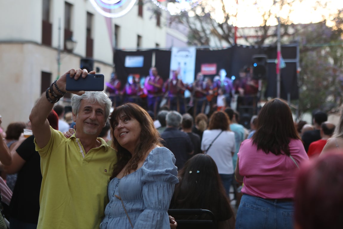 En imágenes: Jueves de Carnaval de verano por las calles de Cádiz