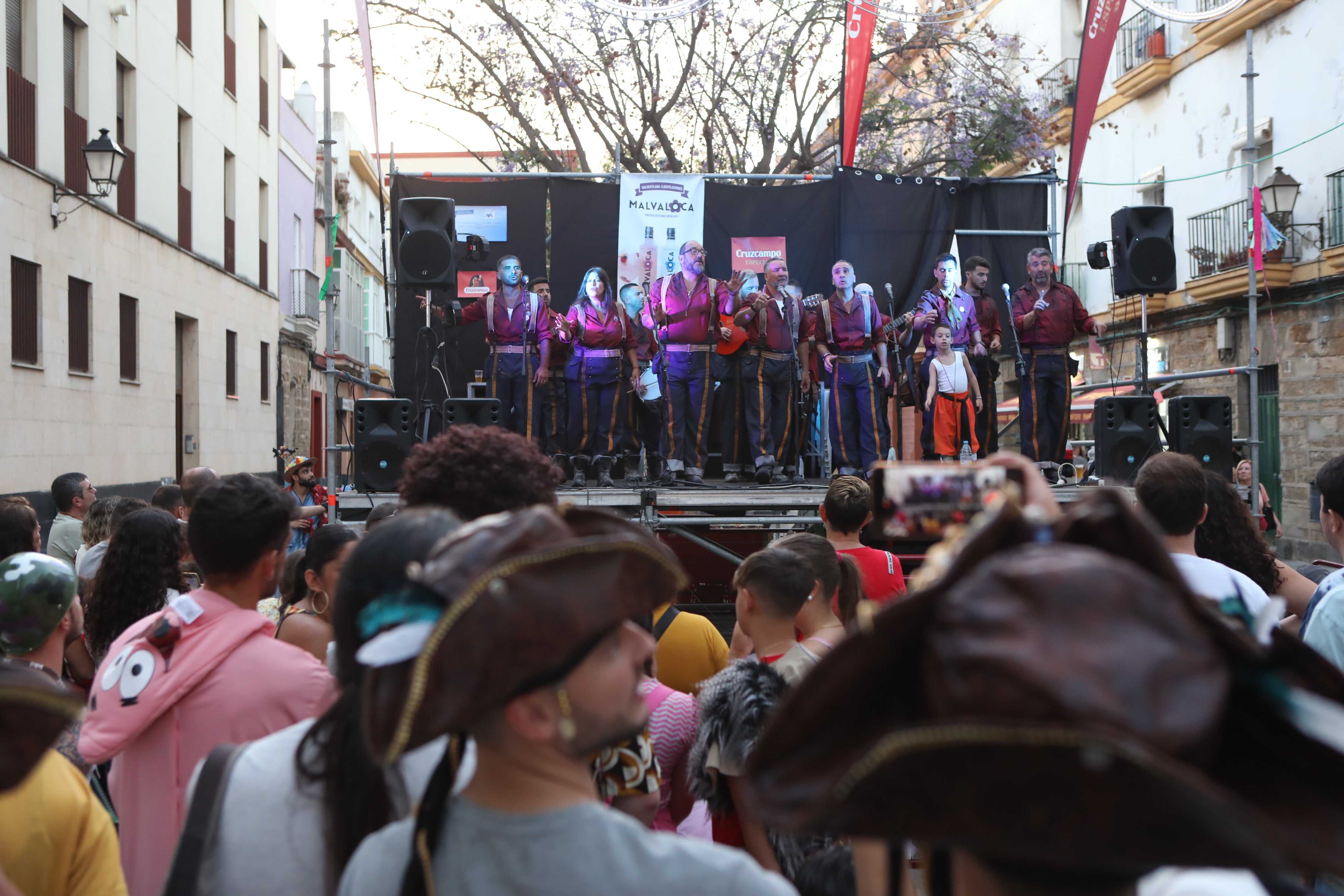 En imágenes: Jueves de Carnaval de verano por las calles de Cádiz