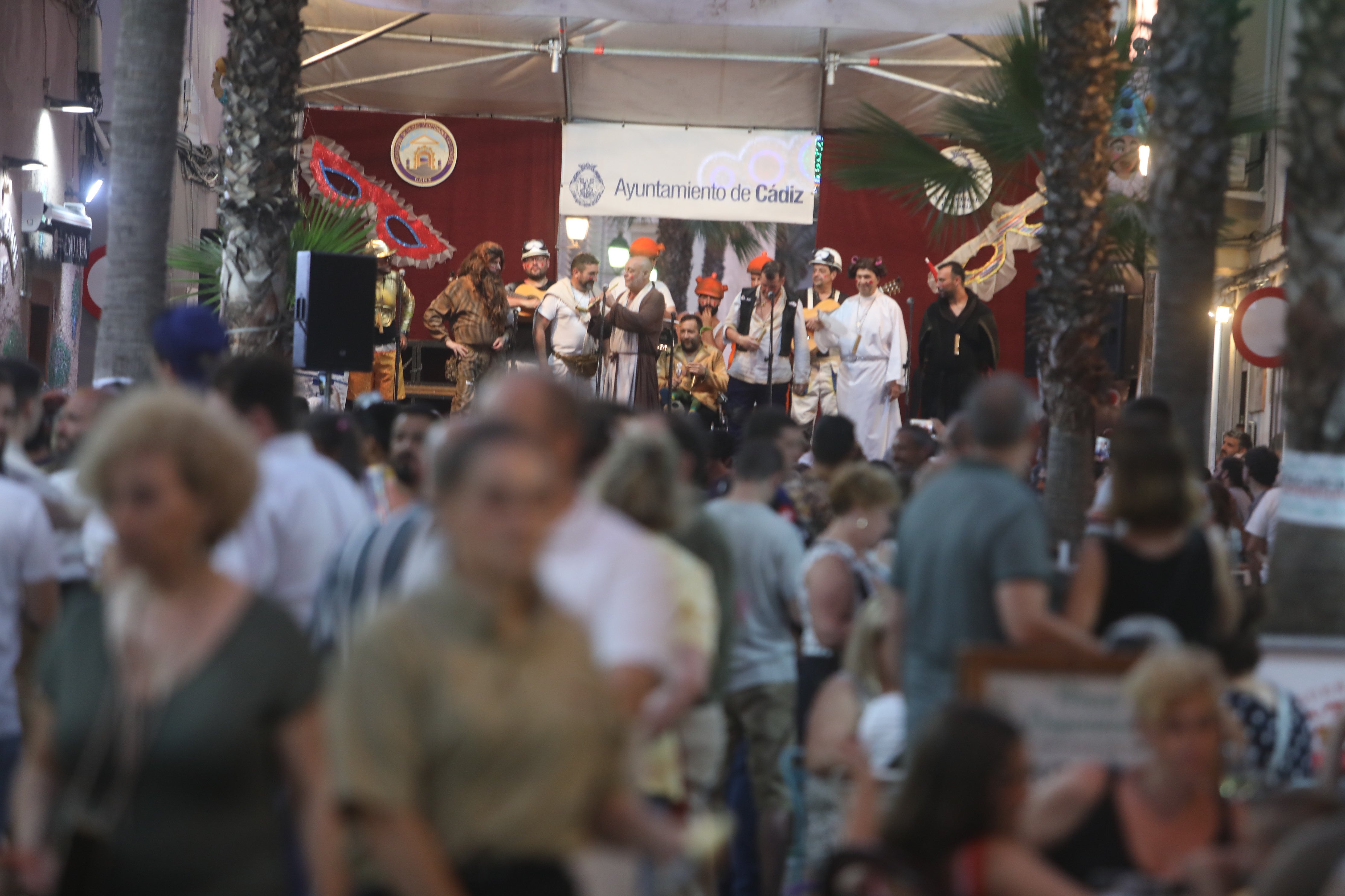 En imágenes: Jueves de Carnaval de verano por las calles de Cádiz