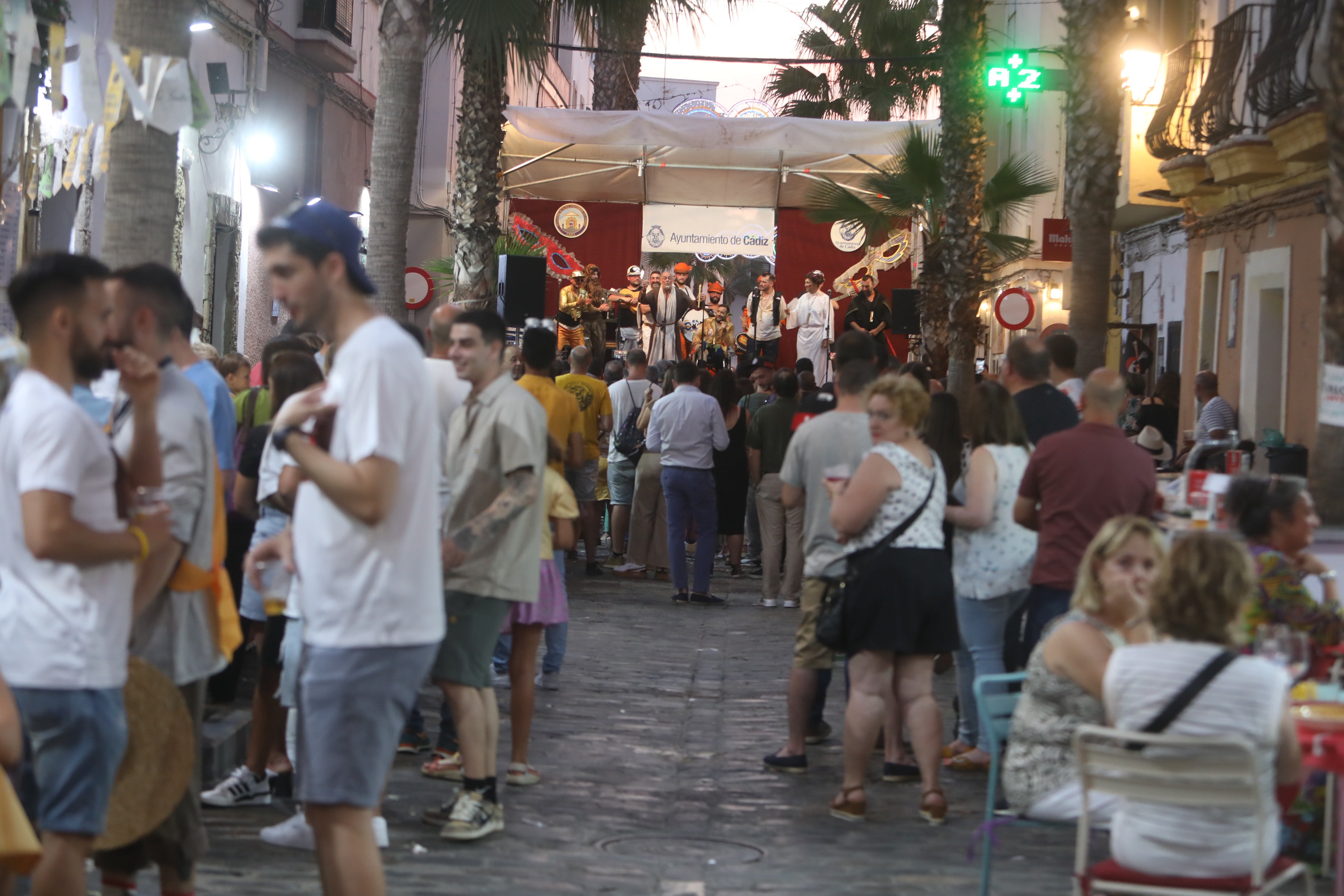 En imágenes: Jueves de Carnaval de verano por las calles de Cádiz