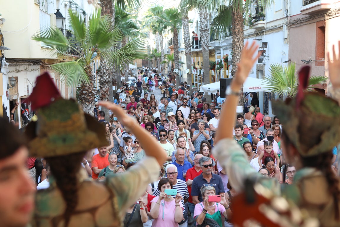 En imágenes: Jueves de Carnaval de verano por las calles de Cádiz