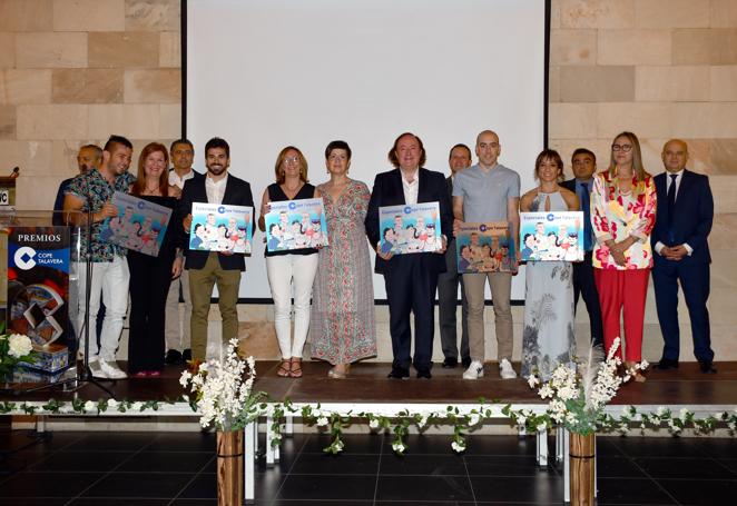 Foto de familia de los premiados. 