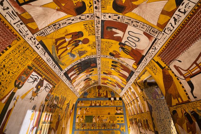 La tumba de Seenedjem. Réplica de la tumba de Sennedjem (ca. 1275 a.C.), servidor en el Lugar de la Verdad, la aldea de los artesanos de Deir el-Medina, creada por Amenofis I para los constructores de la necrópolis real. Esta pequeña y familiar sepultura está ricamente decorada y en ella se ve a Sennedjem con su esposa Lineferti jugando al senet.