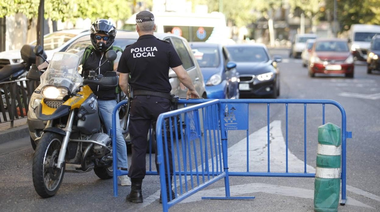 El corte de la calle Alfaros de Córdoba por un socavón, en imágenes