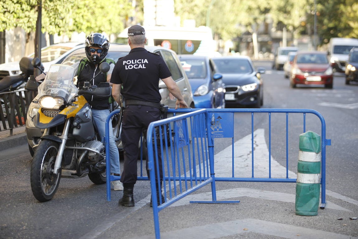 El corte de la calle Alfaros de Córdoba por un socavón, en imágenes