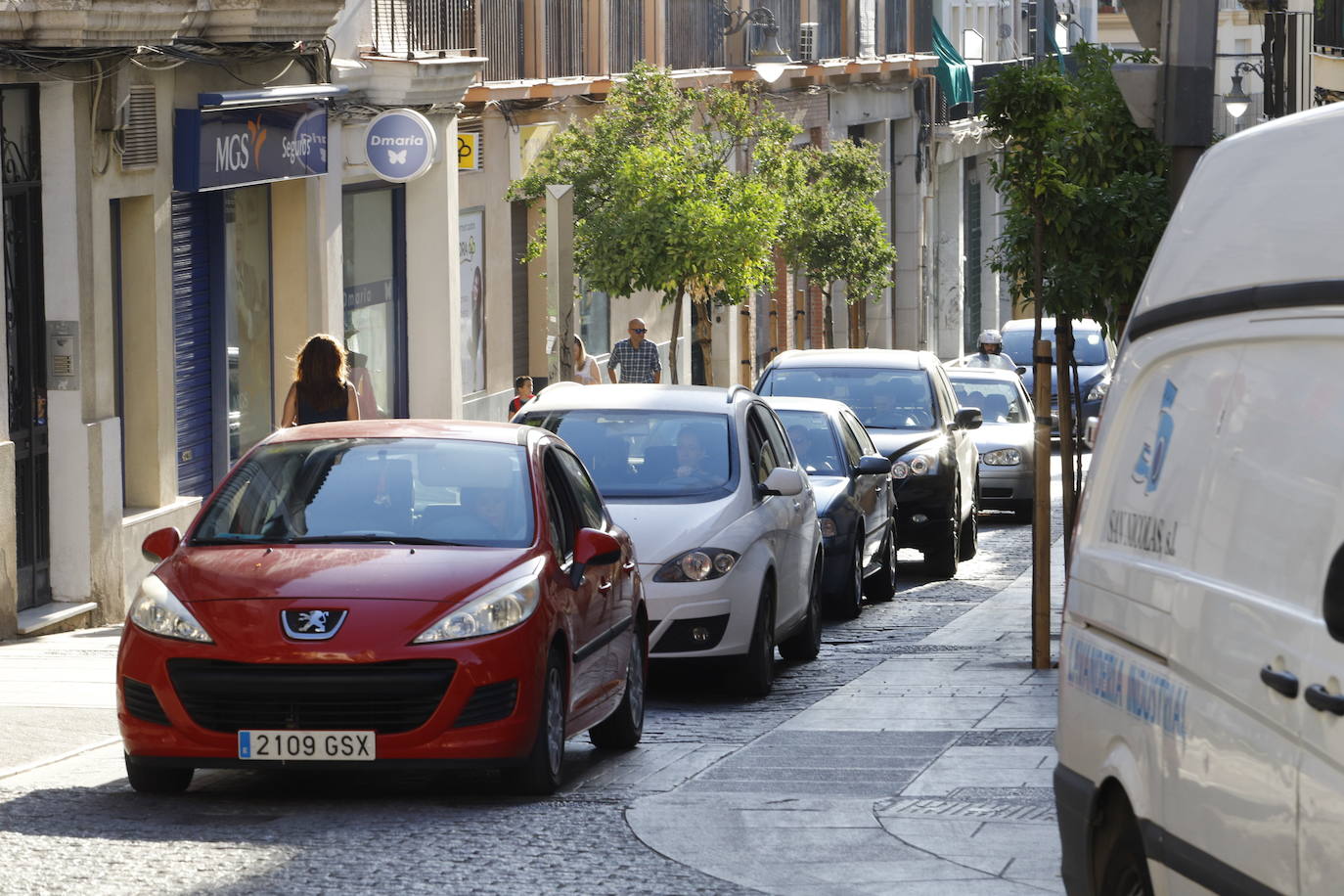 El corte de la calle Alfaros de Córdoba por un socavón, en imágenes